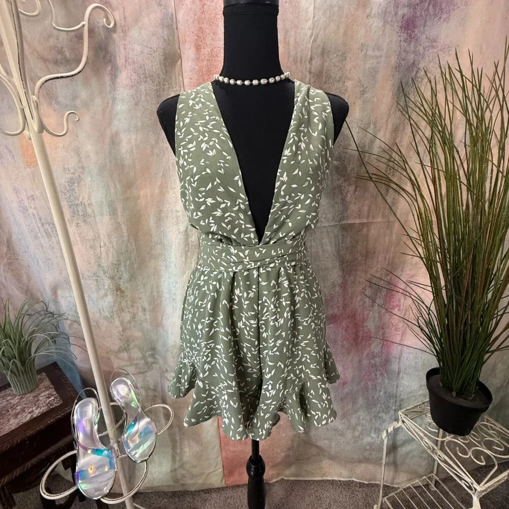 📌Twenty Ten Wear It Your Way Sexy Flirty Floral Romper with Beautiful Backside - Picture 3 of 16